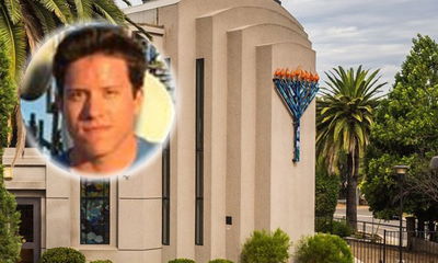 הרוצח, על רקע בית הכנסת