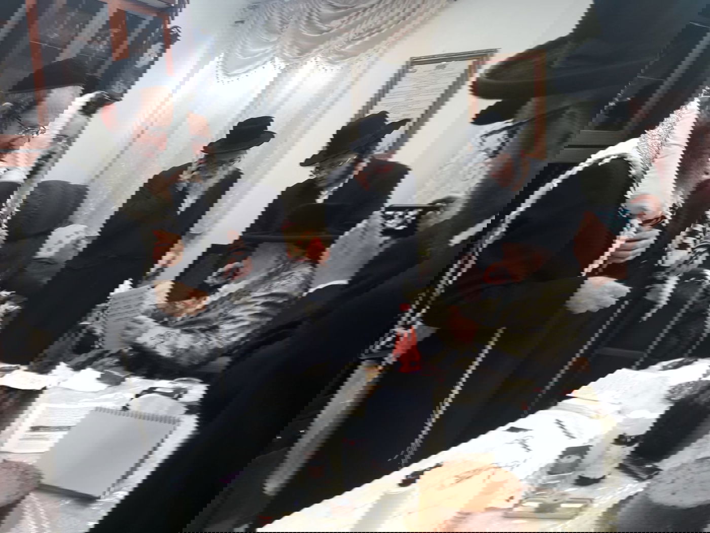 חסידי קאליב אבלים ובוכים: "מי ידאג לנו כך במסירות נפש"