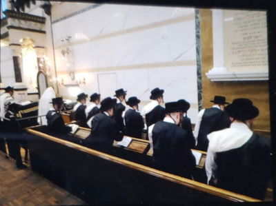 הבחורים בהנחת התפילין