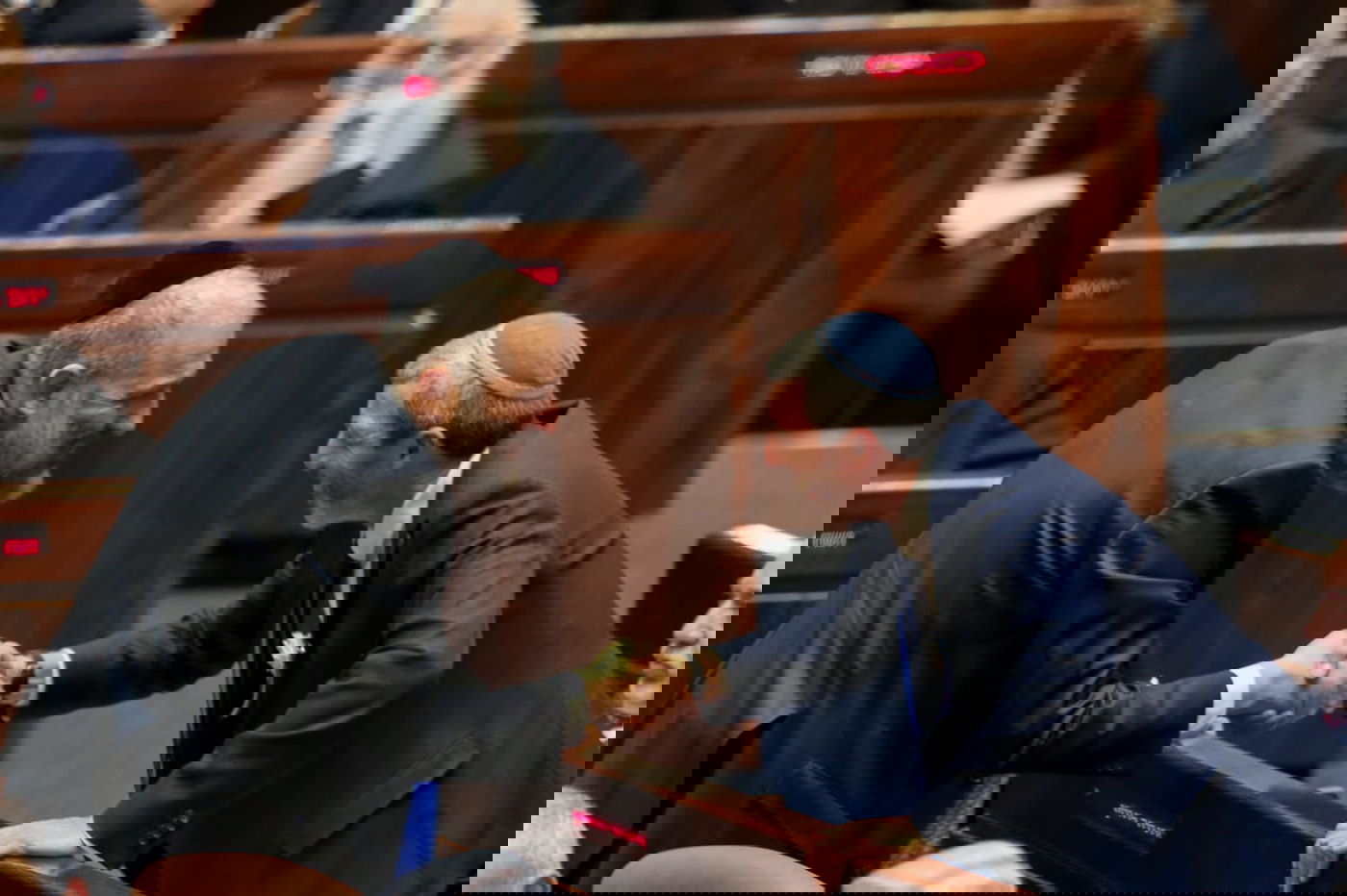 דרעי ופרץ בלחיצת היד