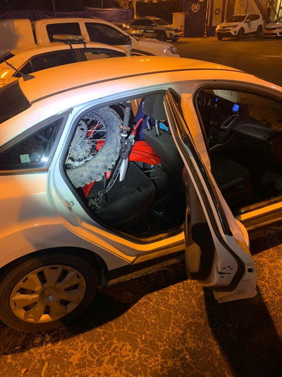 האופנוע שנמצא בתוך הרכב