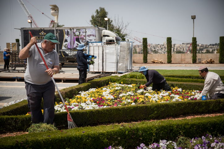 אתמול, מכינים את גינת הכנסת לטקס ההשבעה