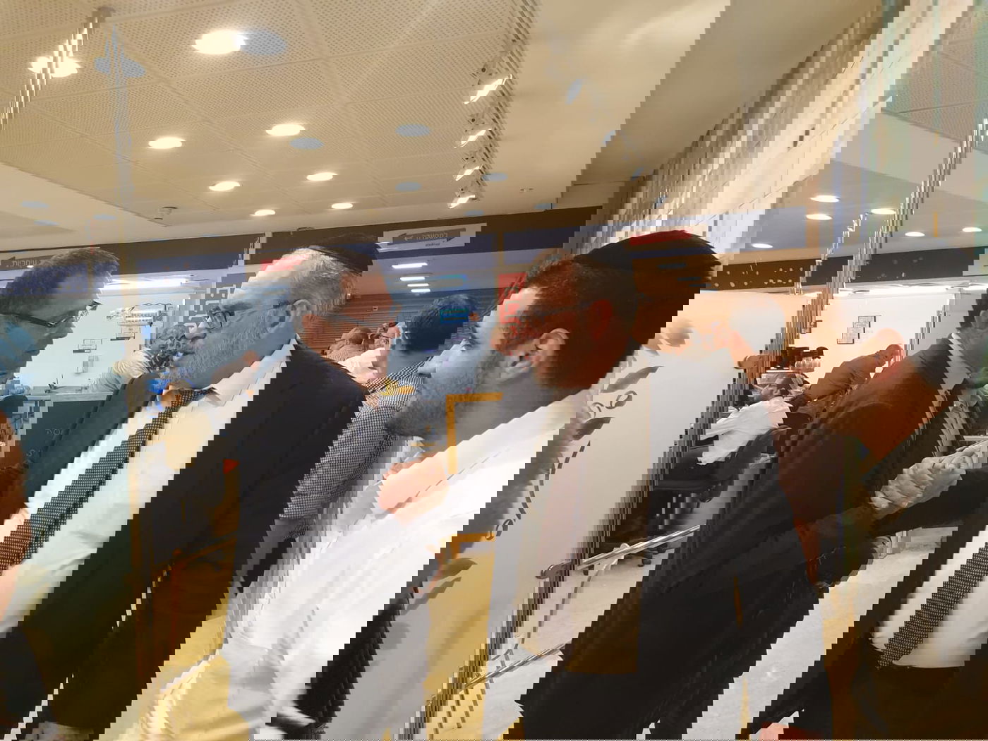 כשיעקב אשר ובני גנץ התחבקו בכנסת. צפו