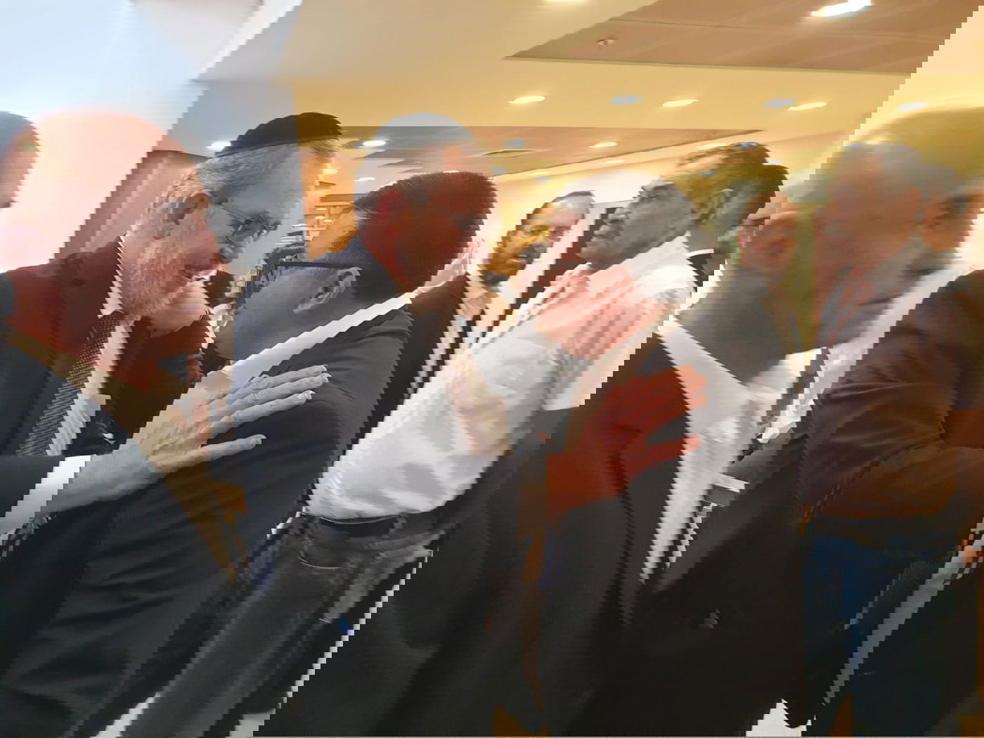 כשיעקב אשר ובני גנץ התחבקו בכנסת. צפו