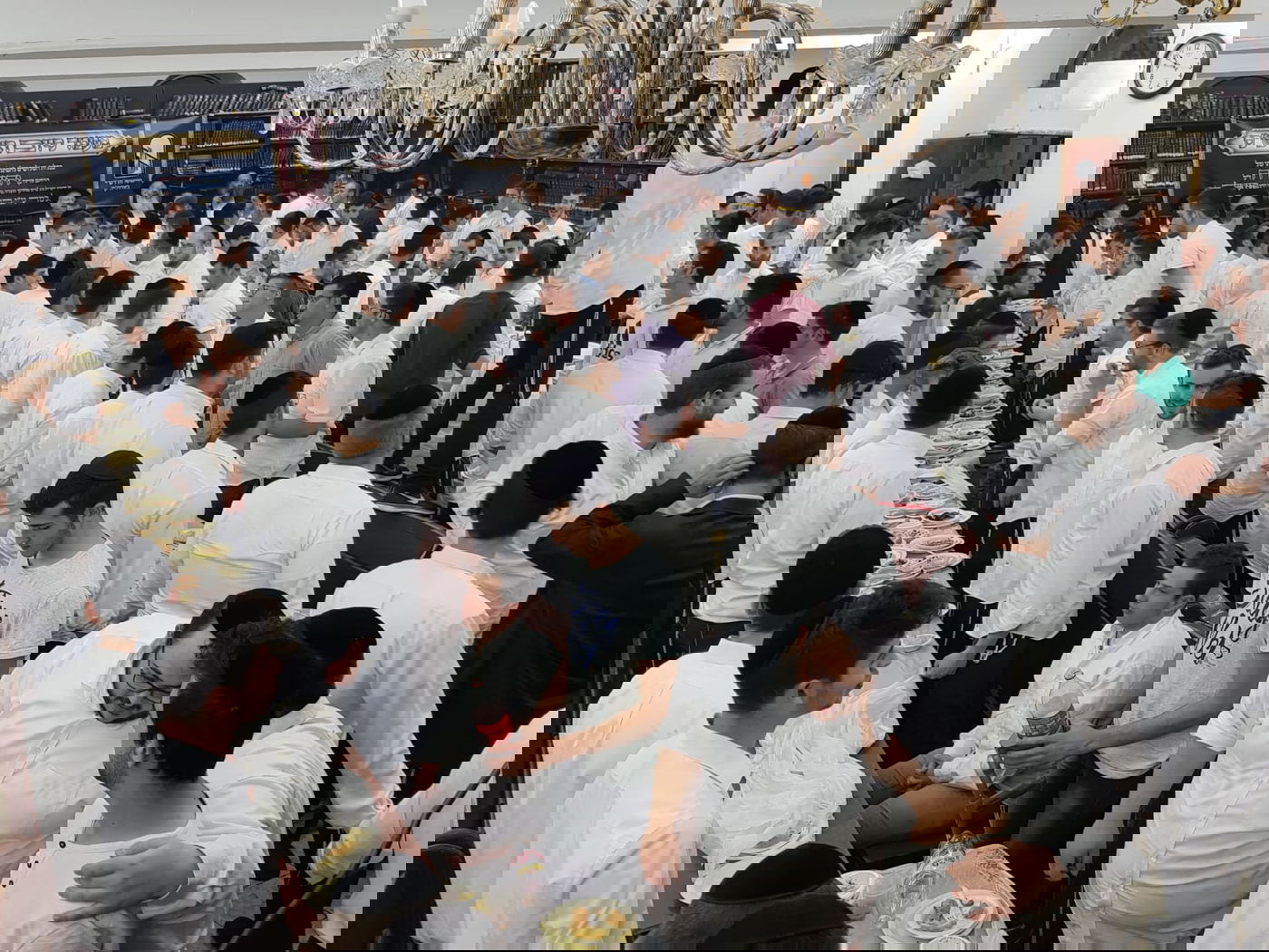 בבין הזמנים: הבחורים סיימו את הש"ס לעילוי נשמת בנו של 'הנגיד'