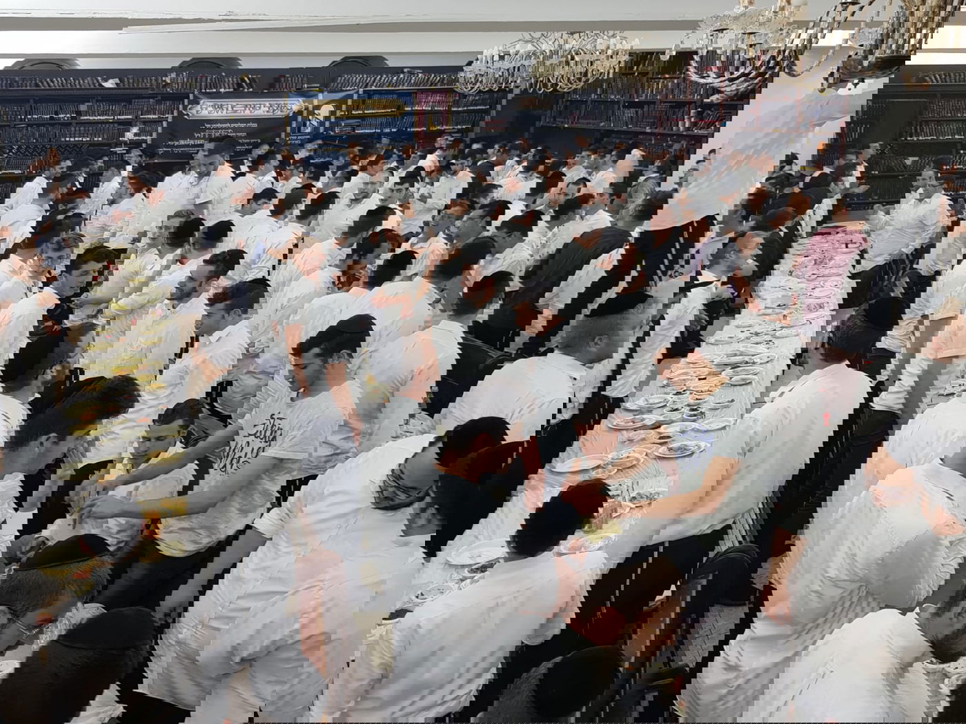 בבין הזמנים: הבחורים סיימו את הש"ס לעילוי נשמת בנו של 'הנגיד'