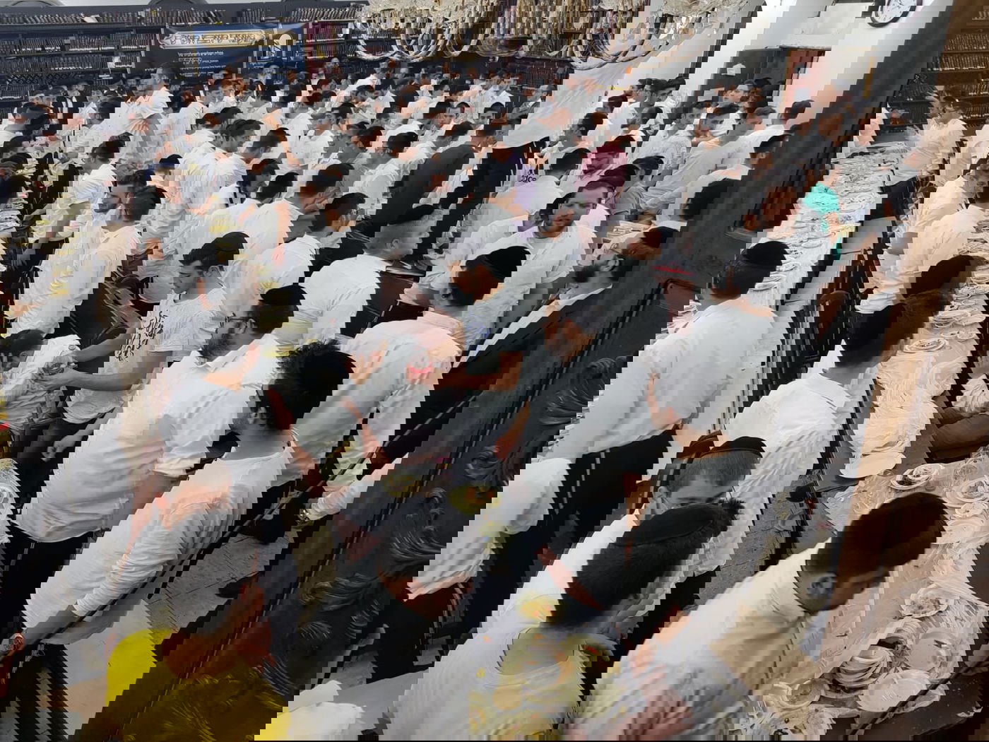 בבין הזמנים: הבחורים סיימו את הש"ס לעילוי נשמת בנו של 'הנגיד'