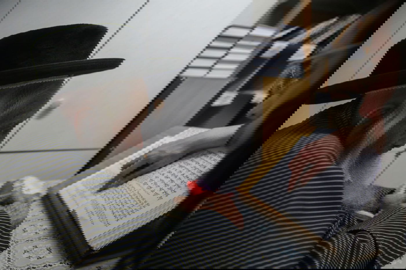 ניצחון הרוח: מציל היהודים בשואה שקוע בלימוד