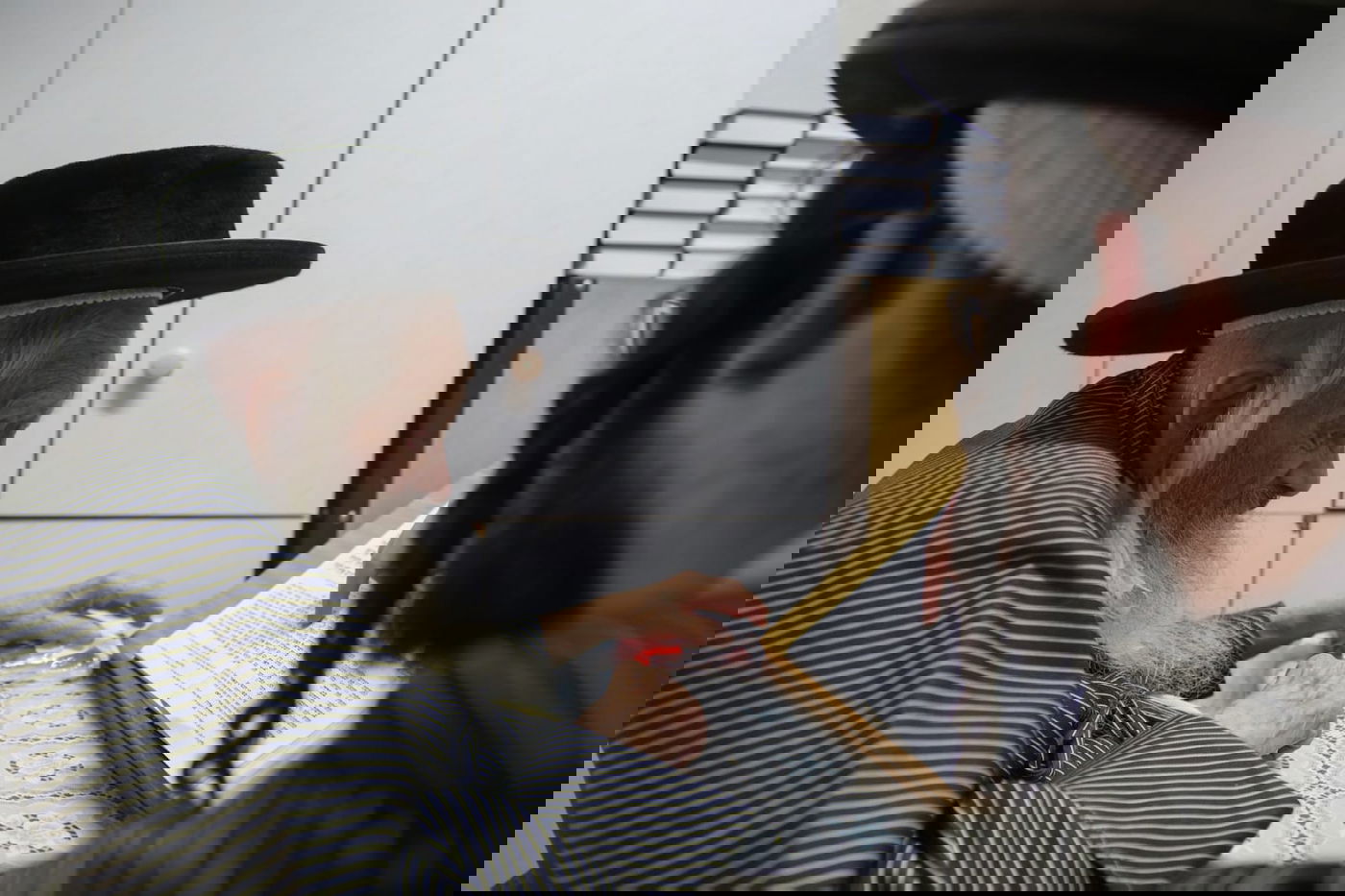 ניצחון הרוח: מציל היהודים בשואה שקוע בלימוד