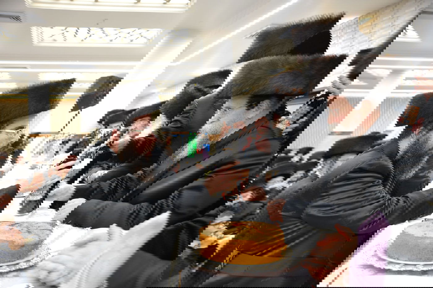 הרב אייזנבלט עם רבו, האדמו"ר מבאיאן