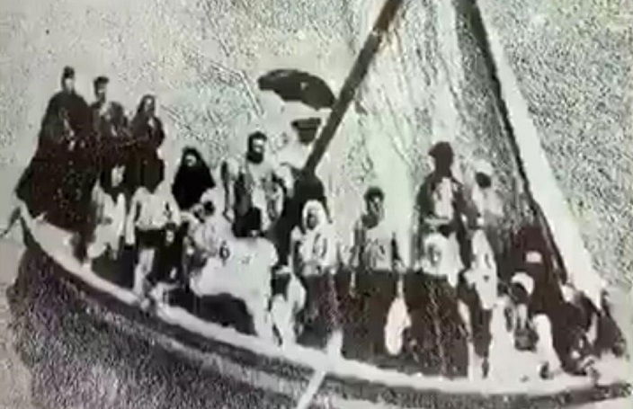 תמונת השיט העתיק עם ספרי התורה, אותה הציג קובי