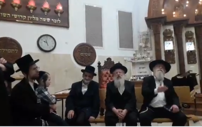 החסידים ניגנו את השיר של הרבי לזכר קדושי השואה