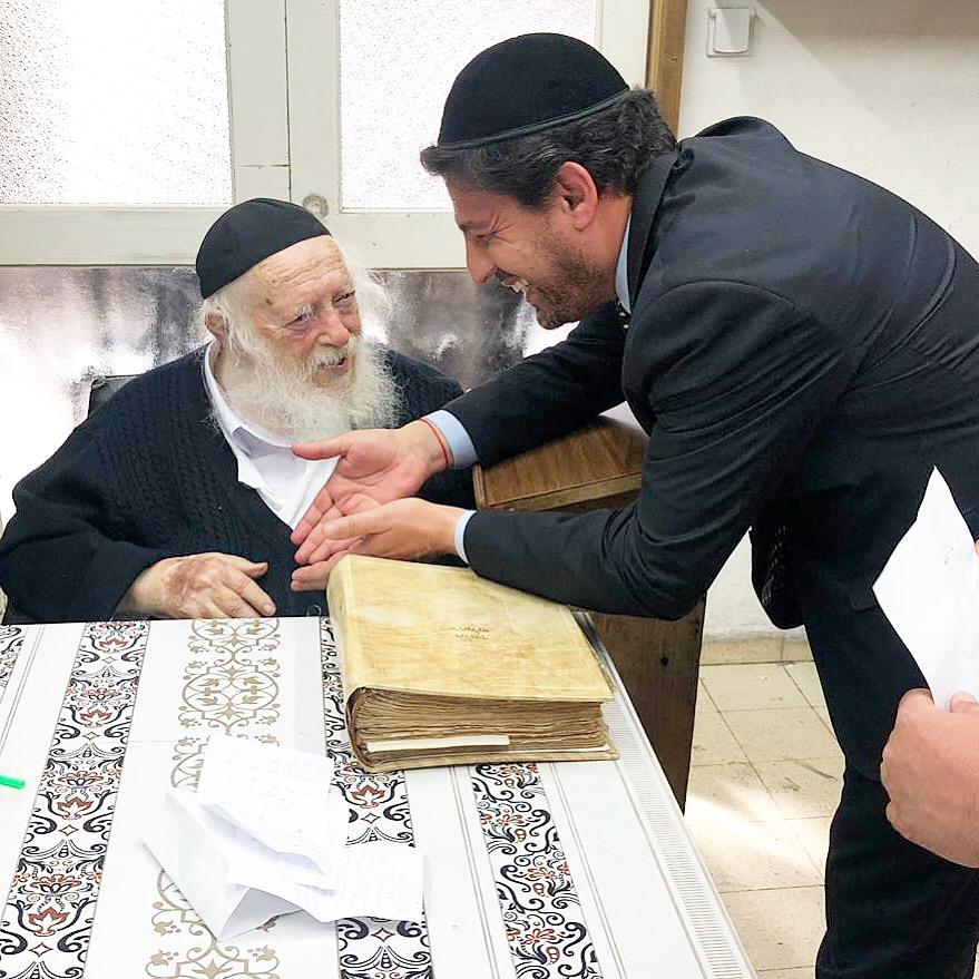 צפו: שר התורה חיזק את רב הסלבס