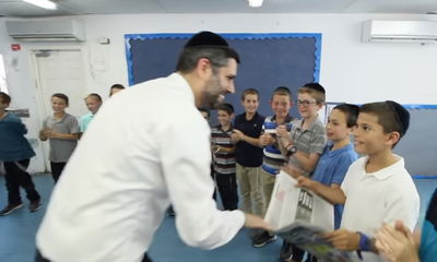 'סמייל': הזמר ארי גולדוואג בסינגל-קליפ חדש