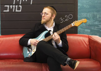 דייויד טויב קורא "לקום!" בגרסה ווקאלית