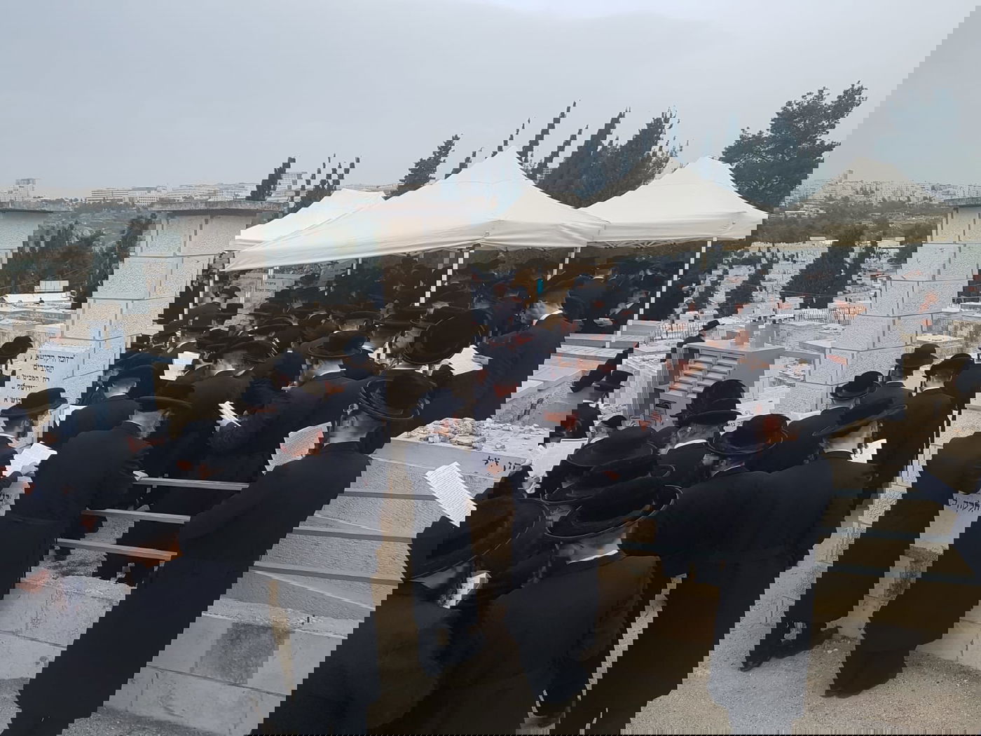 העליה לציון ועריכת השולחן: יארצייט ב'פינסק קרלין'