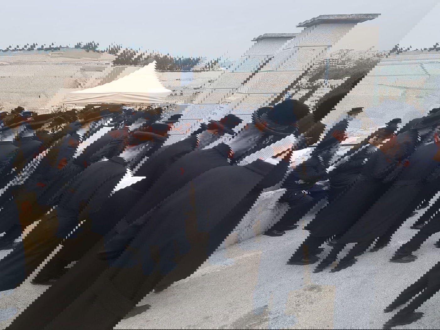 העליה לציון ועריכת השולחן: יארצייט ב'פינסק קרלין'