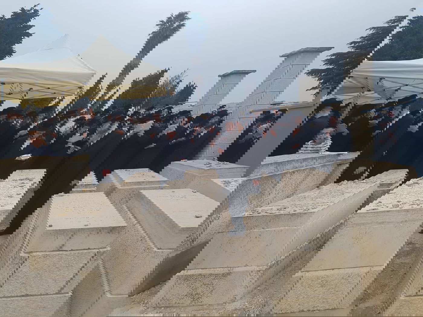 העליה לציון ועריכת השולחן: יארצייט ב'פינסק קרלין'