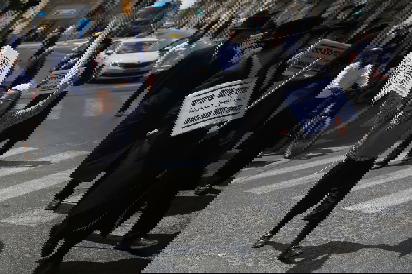 צפו: פרובוקציה קיצונית ושריפת דגל פלסטין