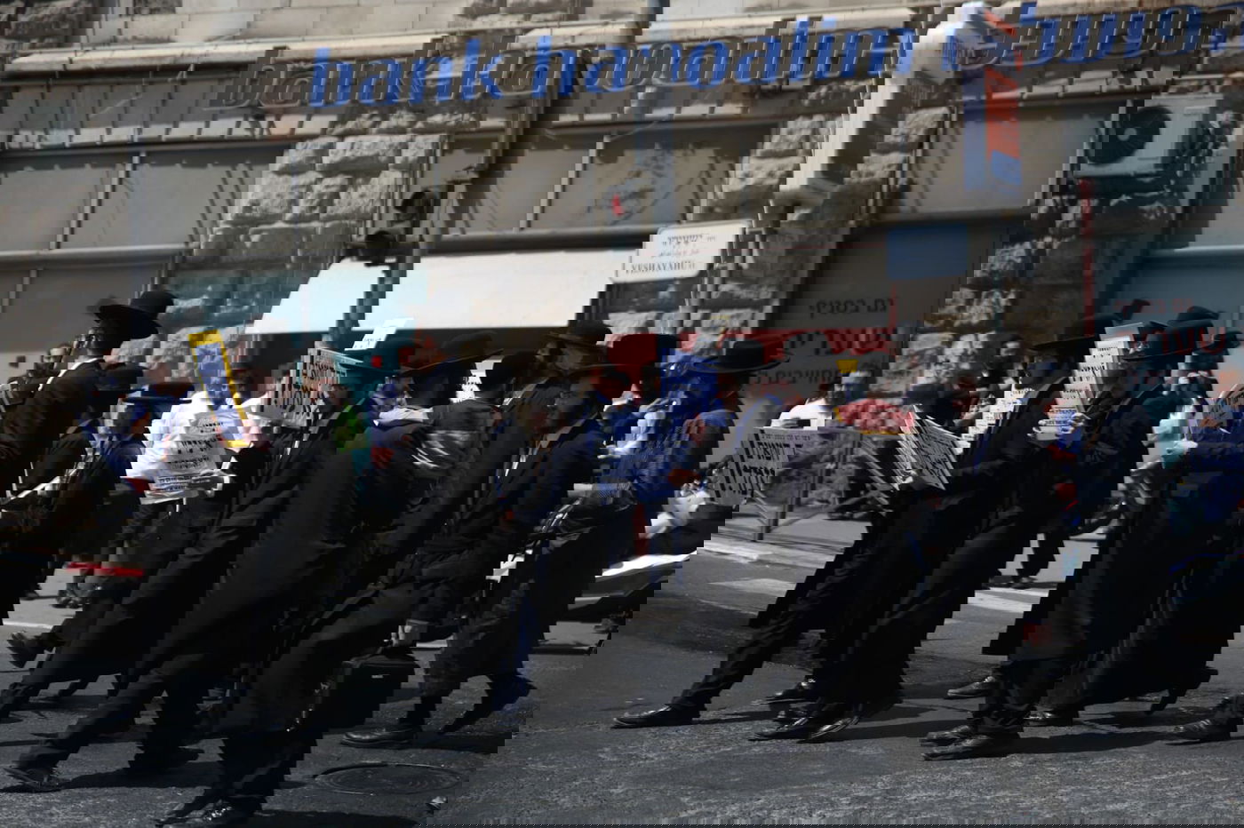 צפו: פרובוקציה קיצונית ושריפת דגל פלסטין