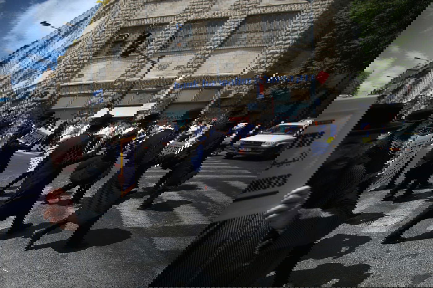 צפו: פרובוקציה קיצונית ושריפת דגל פלסטין