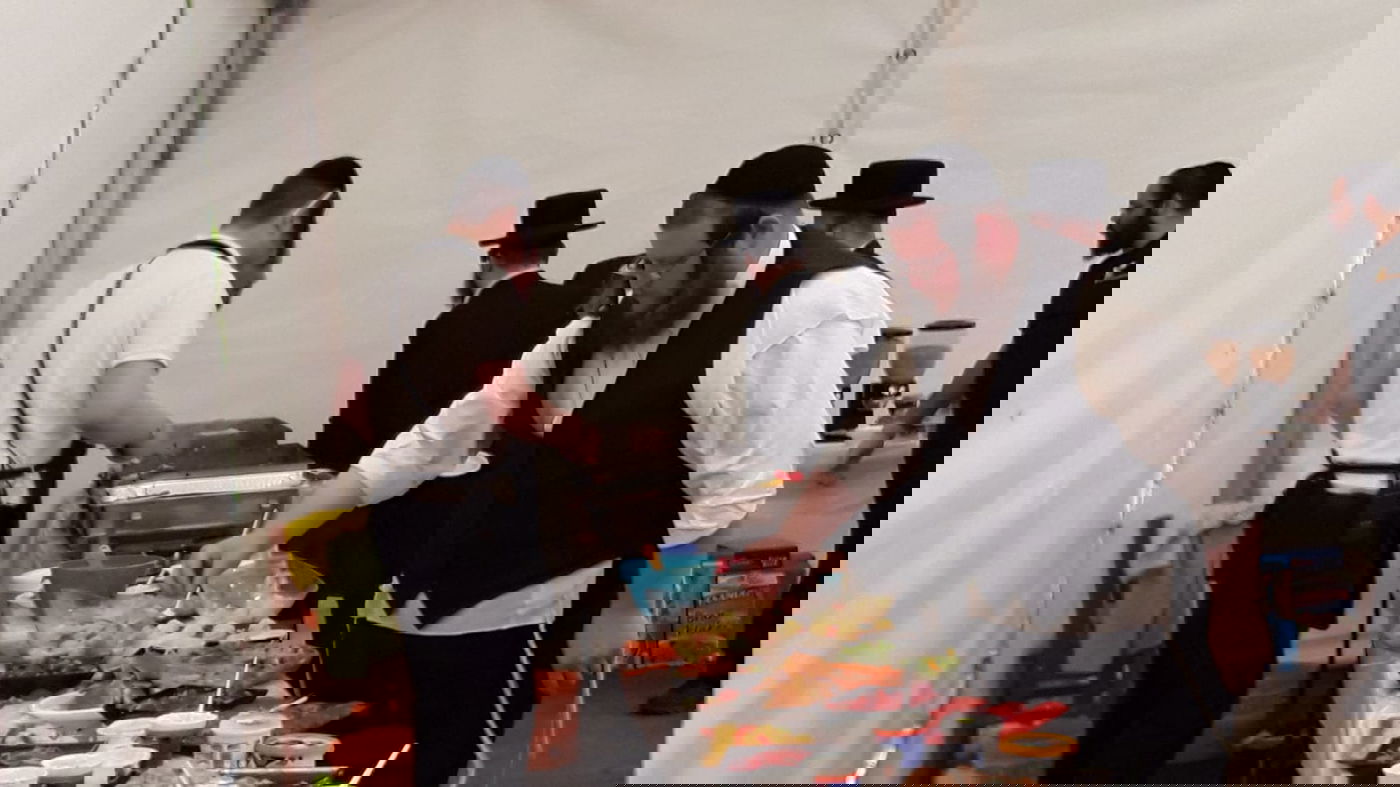 יום ההילולא בציון הקערעסטירער • צפו