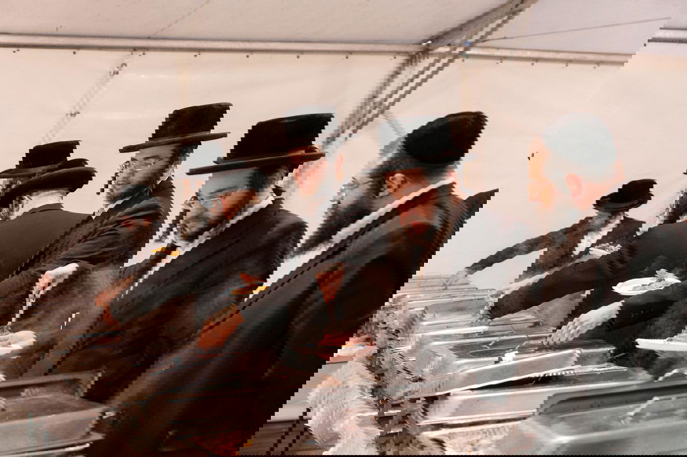 יום ההילולא בציון הקערעסטירער • צפו