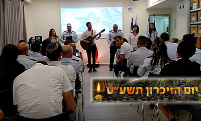 בן שירות חרדי בתפילה ושירה בטקס בשב"ס