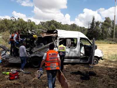 מיניבוס התנגש בגדר הפרדה; ארבעה נהרגו