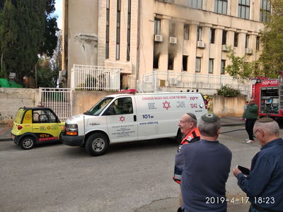 בניין הישיבה בעת ההצתה