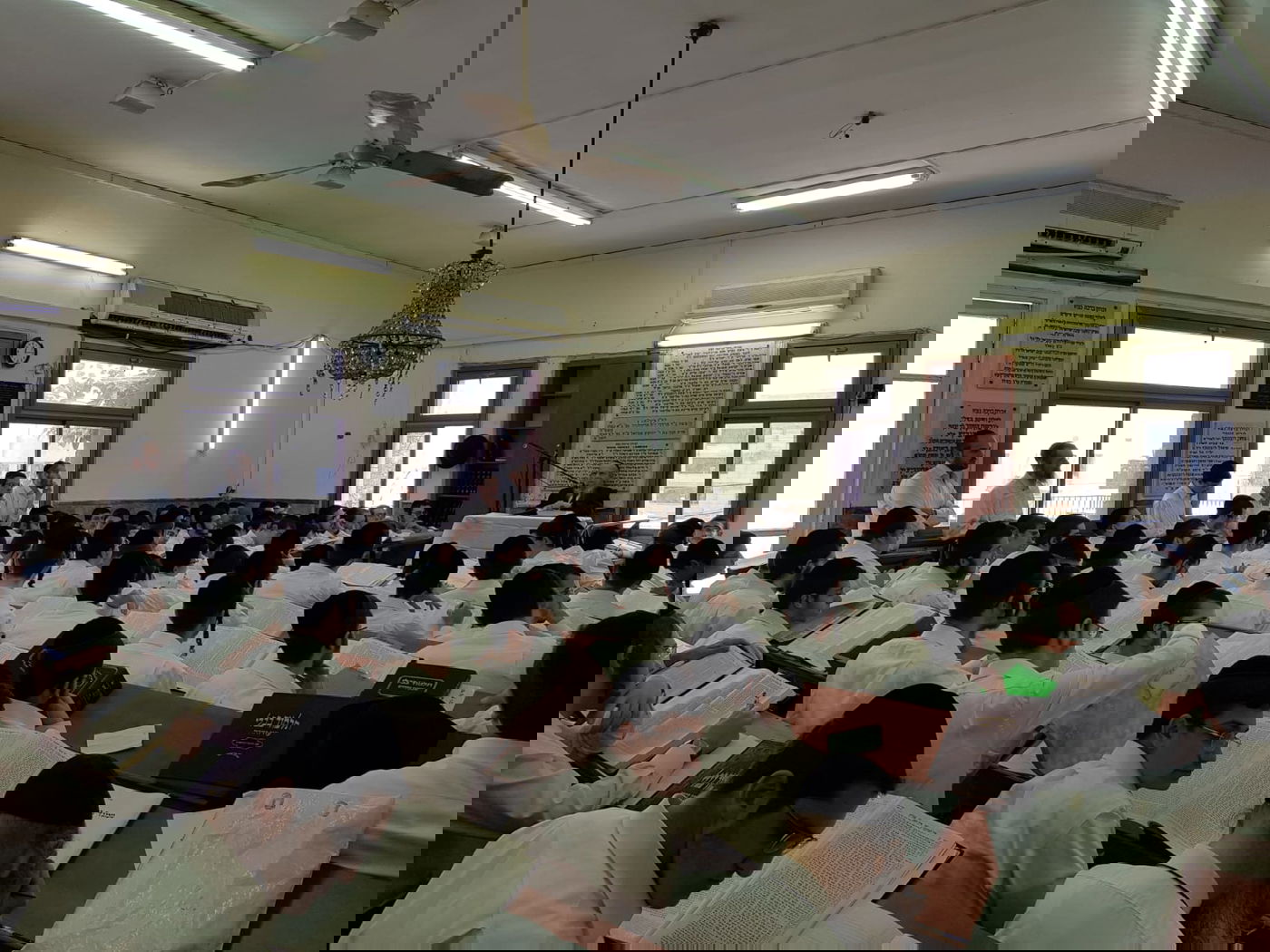 בחוץ - 'דגל ישראל'; בישיבה - שטייגען. צפו