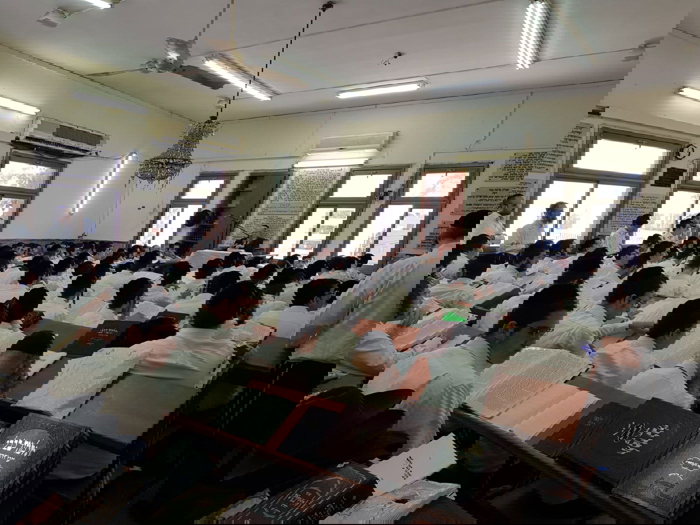 בחוץ - 'דגל ישראל'; בישיבה - שטייגען. צפו