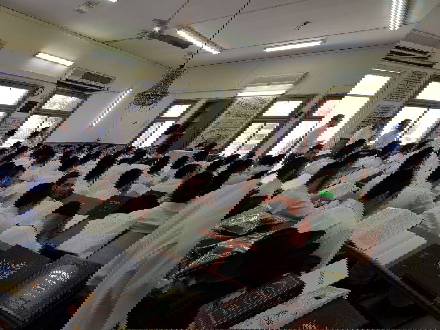 בחוץ - 'דגל ישראל'; בישיבה - שטייגען. צפו