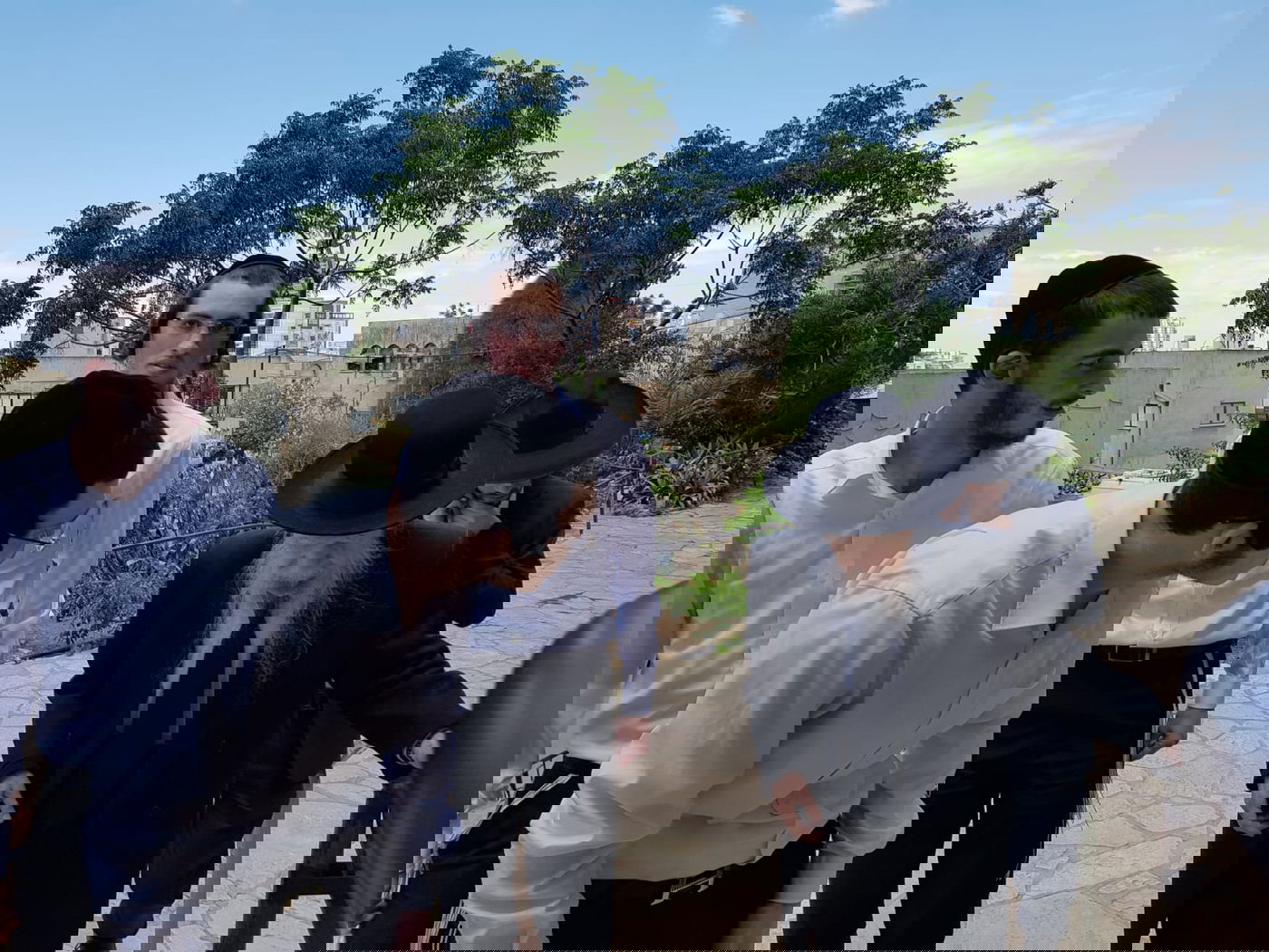 בחוץ - 'דגל ישראל'; בישיבה - שטייגען. צפו