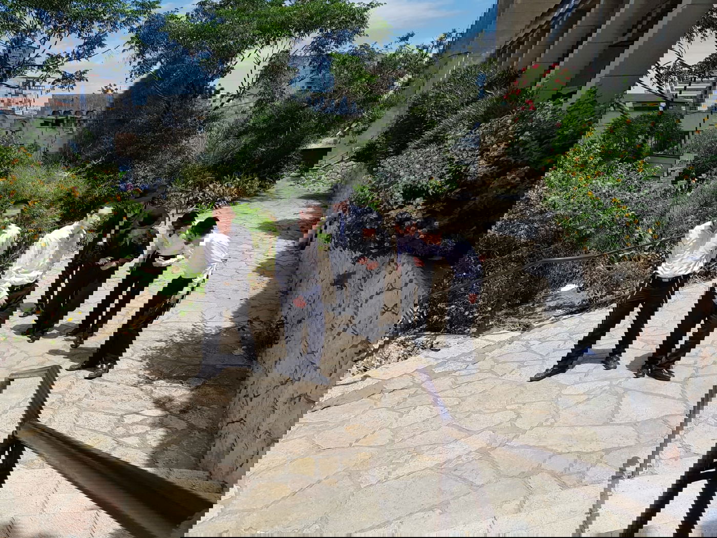 בחוץ - 'דגל ישראל'; בישיבה - שטייגען. צפו