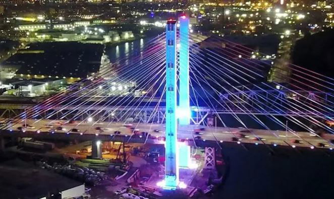 גשר ברוקלין מואר בכחול-לבן