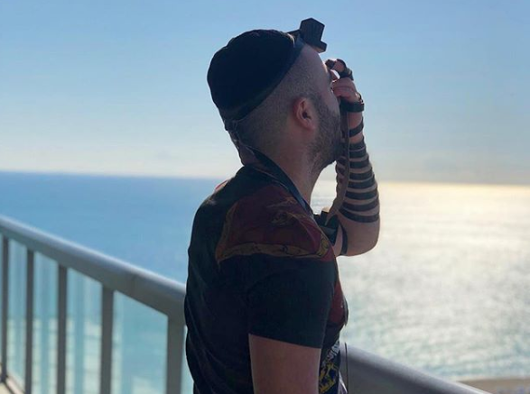 אדם מניח תפילין