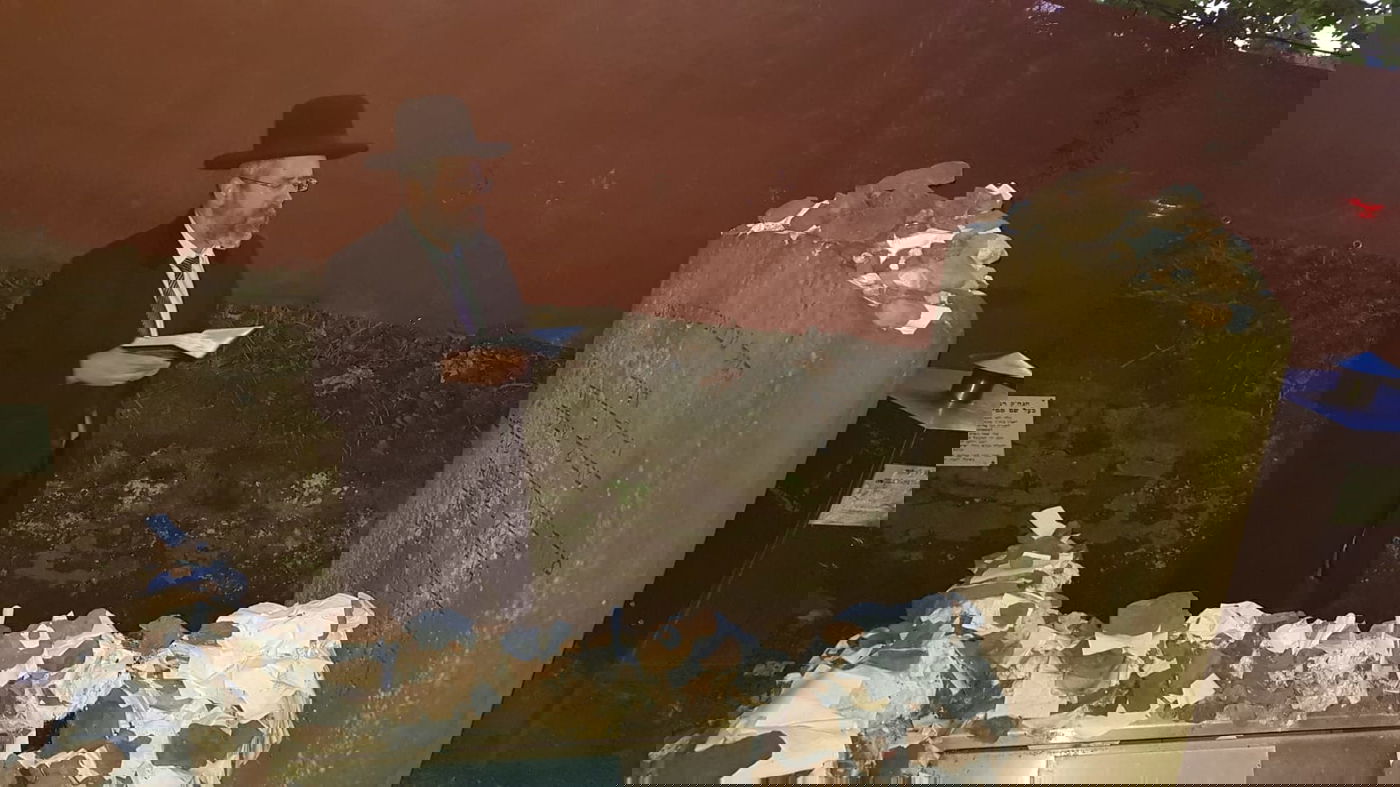 הגר"ד לאו ביקר בקברי הצדיקים בפרנקפורט