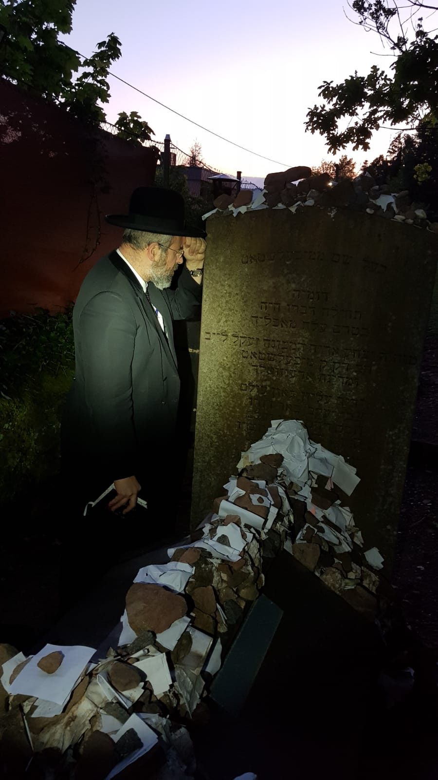 הגר"ד לאו ביקר בקברי הצדיקים בפרנקפורט