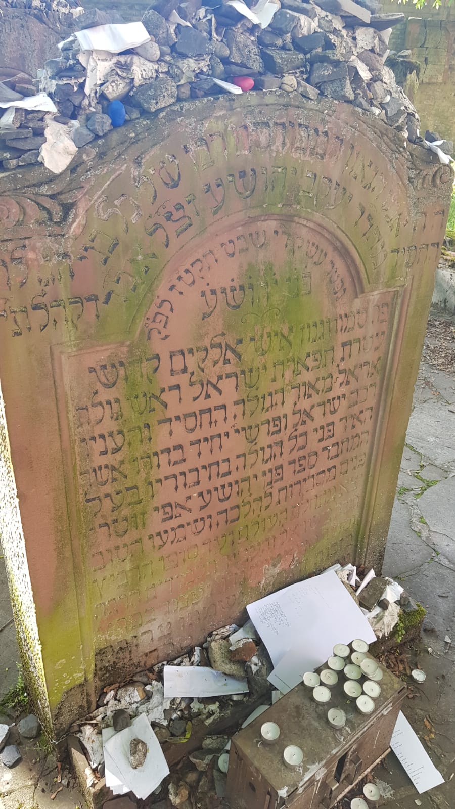 הגר"ד לאו ביקר בקברי הצדיקים בפרנקפורט