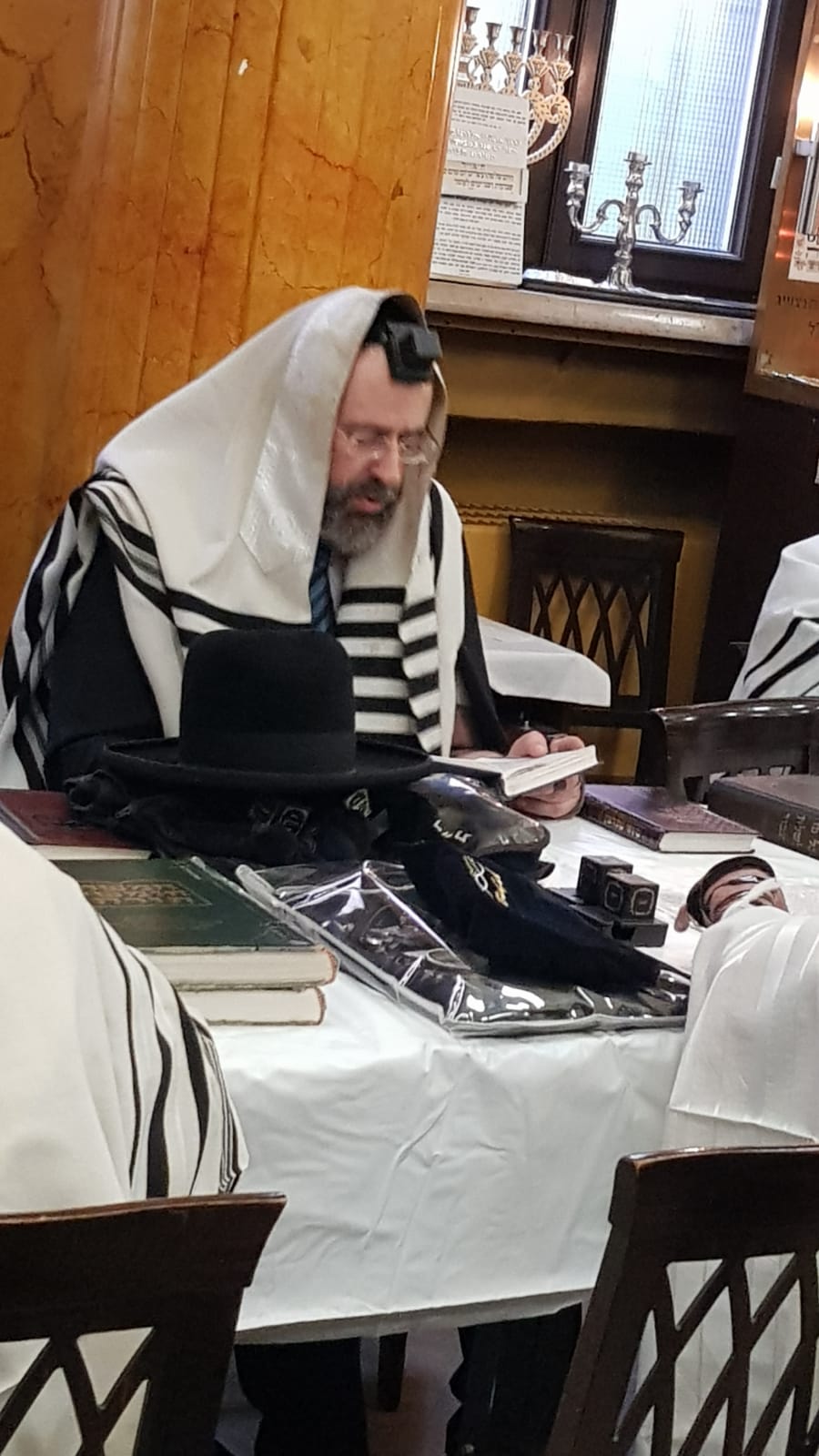 הגר"ד לאו ביקר בקברי הצדיקים בפרנקפורט