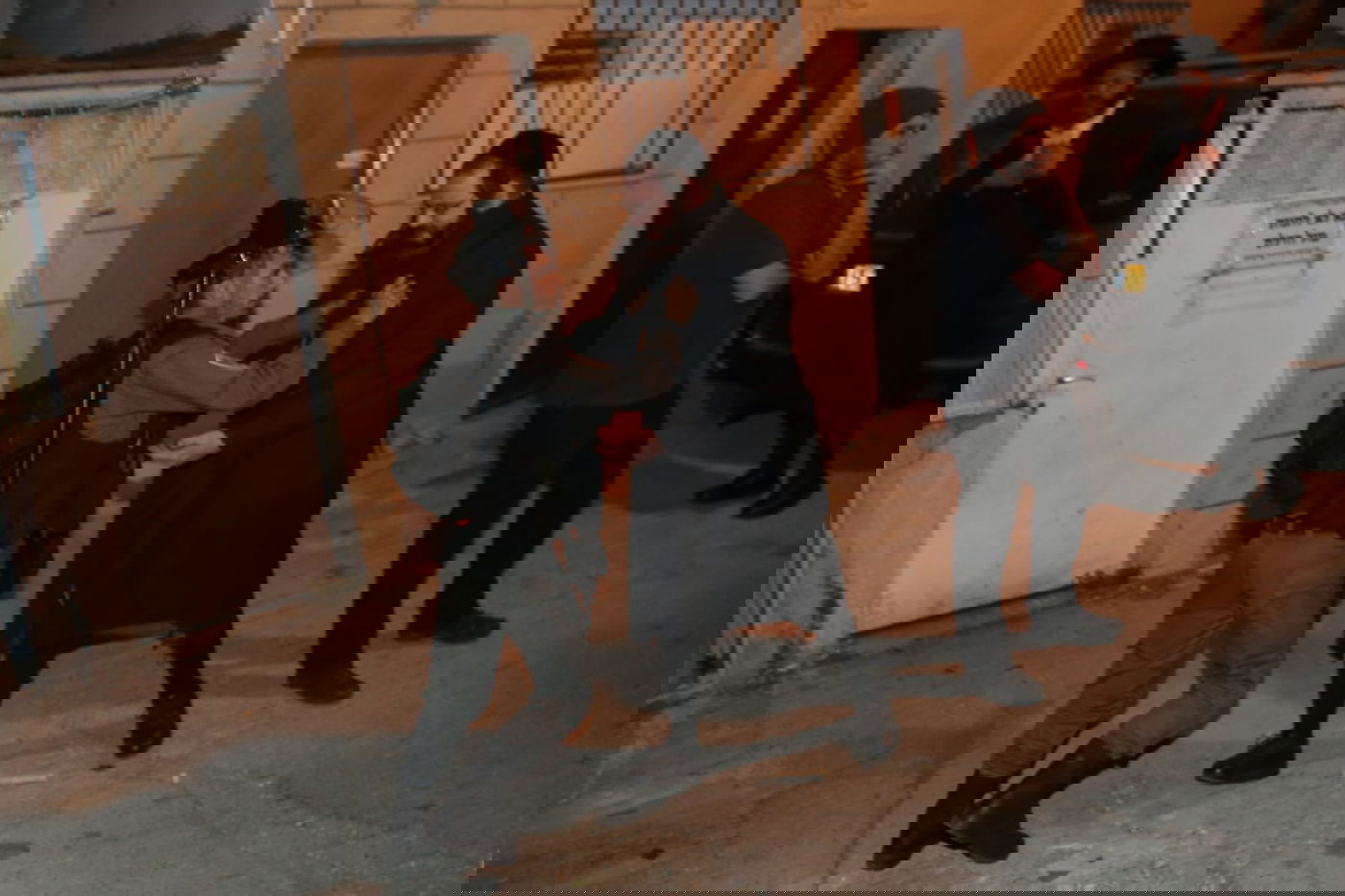 תקיפת הכבאים במאה שערים: שוטרים פשטו על השכונה