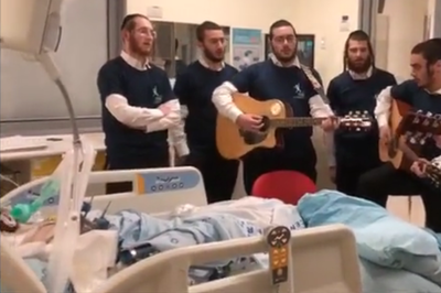 משמחים את האברך הפצוע. ארכיון