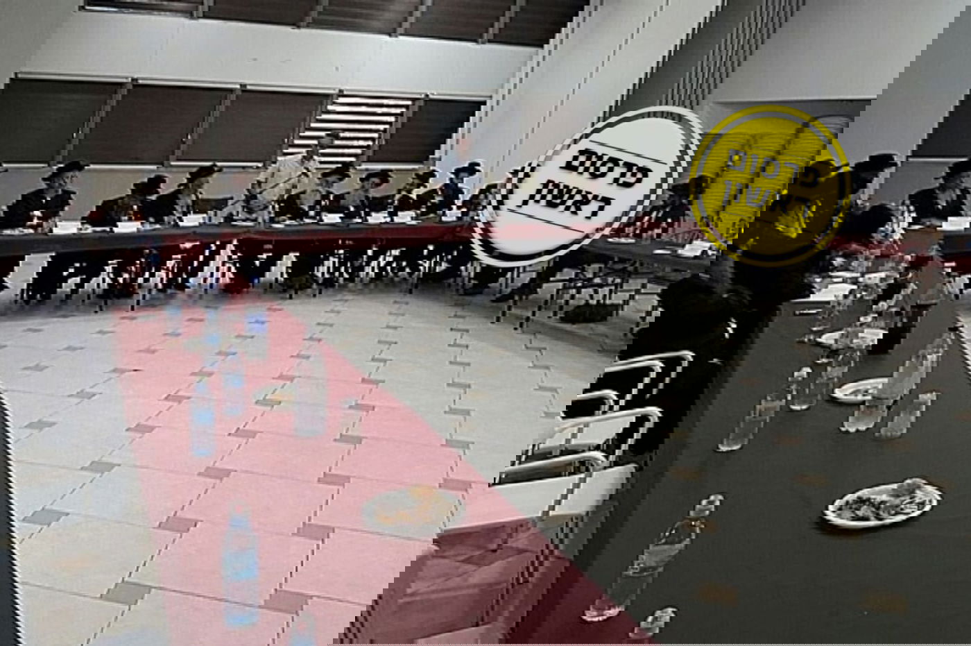 פגישת הרבנים עם בעלי המפעל