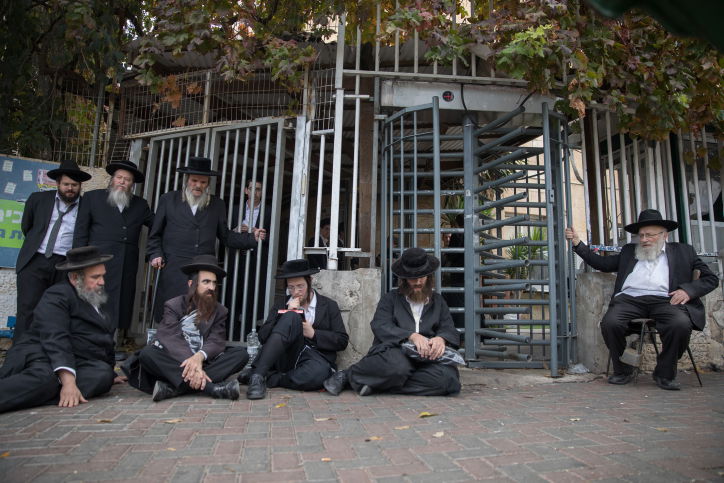 קיצונים מפגינים בפתח לשכת הגיוס בירושלים