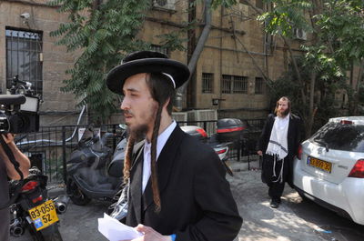 דוד קרויס נוקה מחשד לזיוף דרכון ונחקר בחשד לתקיפת הכבאית