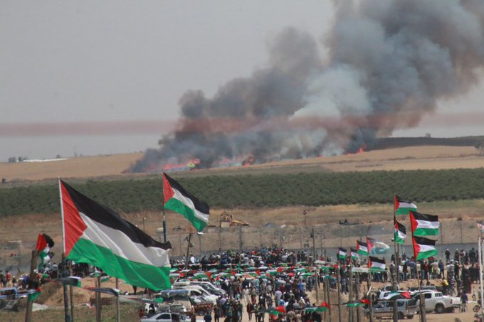 מתחמם: 10,000 פורעים בגבול עזה; אחד נהרג מירי צה"ל