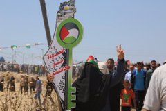 מתחמם: 10,000 פורעים בגבול עזה; אחד נהרג מירי צה"ל