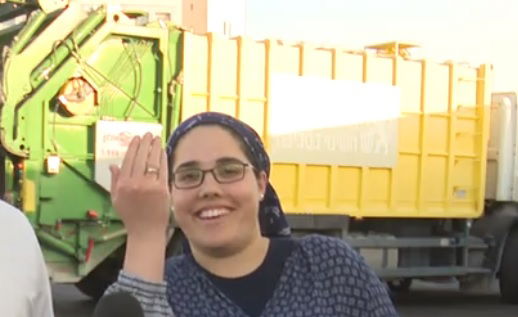 הטבעות, על יד האישה, מאחורי משאית הזבל