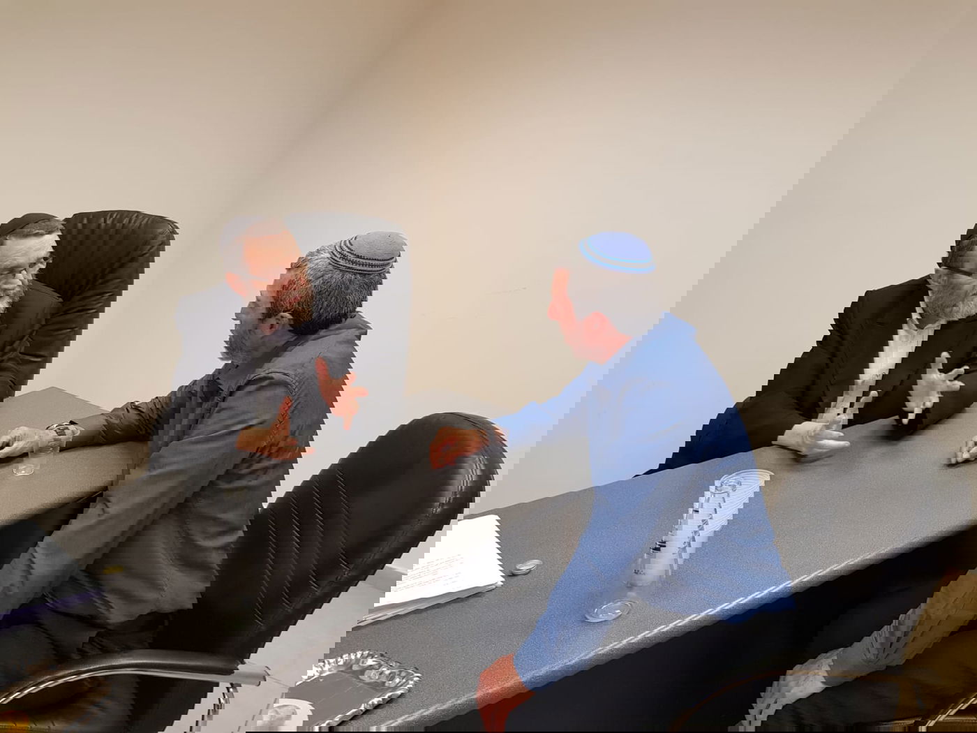 פרץ בפגישה עם גפני